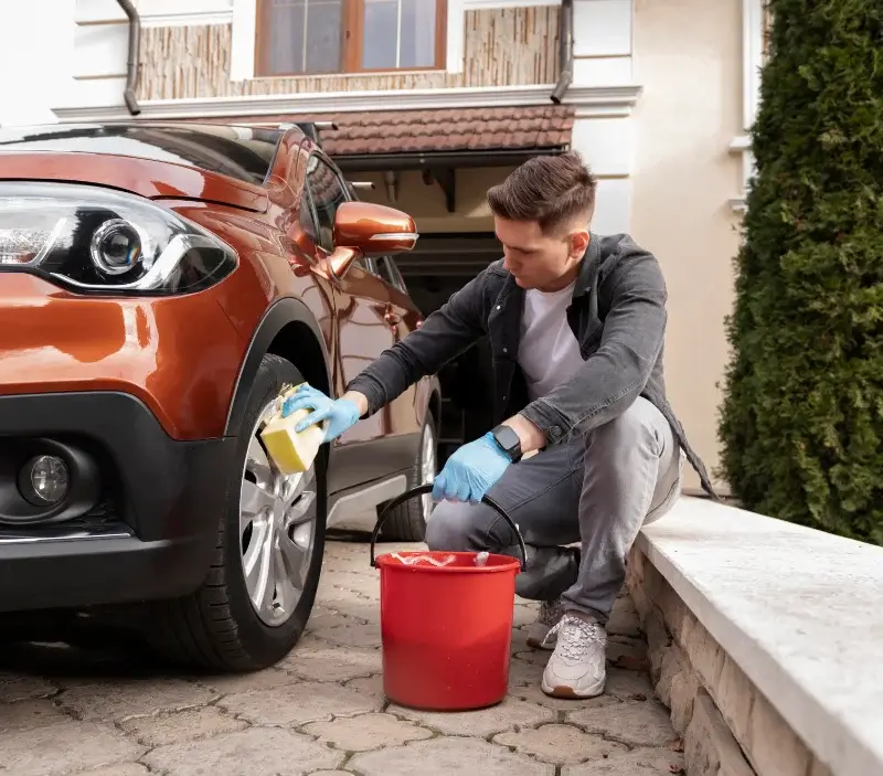 Lavage auto à domicile Mornac-sur-Seudre : professionnel intervenant sur un véhicule